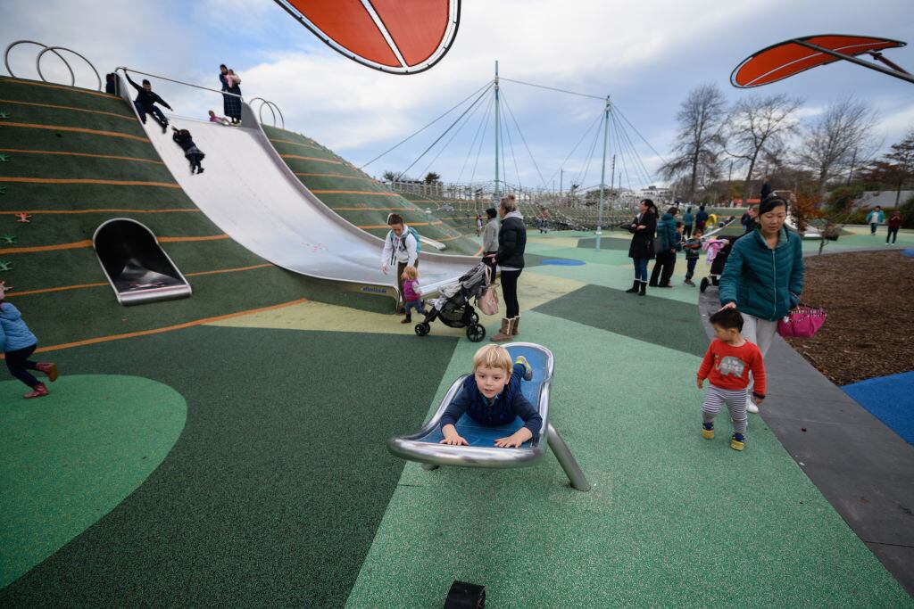 Niños juegan en una plaza de Christchurch
