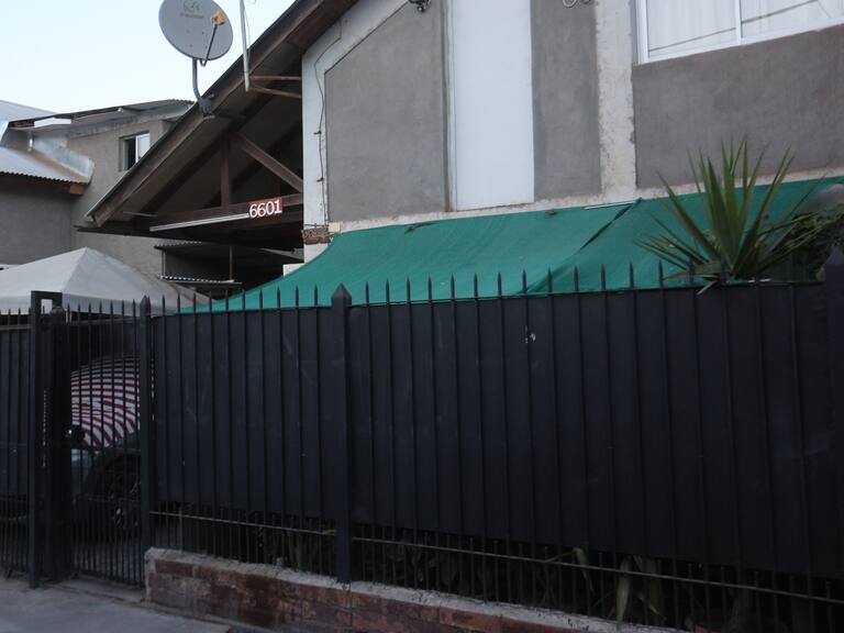 23 de MARZO de 2022/ LA FLORIDA Las policías investigan la muerte de un joven producto de una detención ciudadana, según un amigo de la víctima iban huyendo de un asalto y al esconderse en una casa, vecinos asumen que estaba robando en la propiedad
FOTO: DIEGO MARTIN/AGENCIAUNO