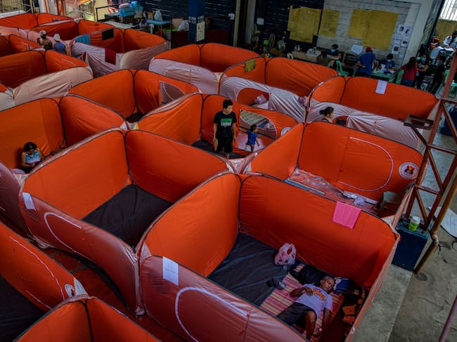 Personas sin hogar se encuentran en cuarentena en la ciudad filipina de Manila