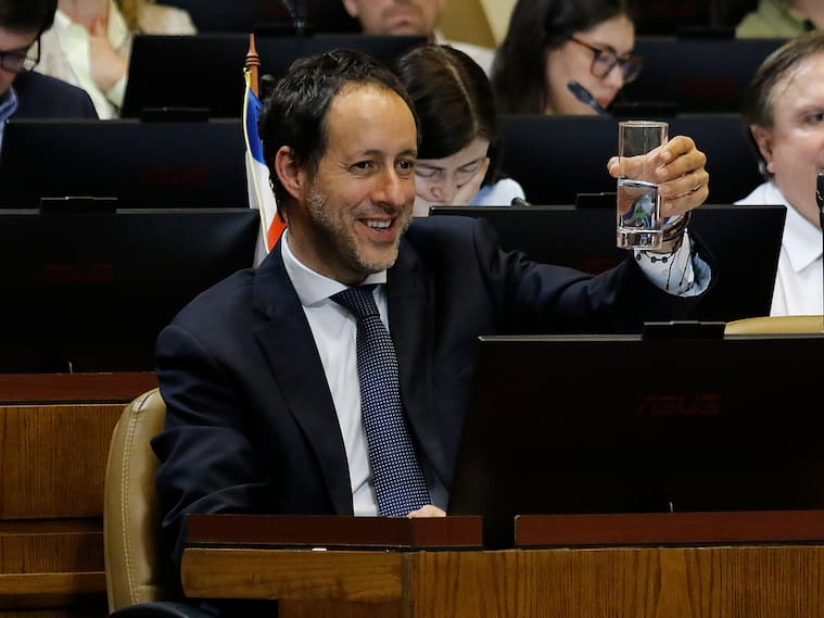 Diputado Urruticoechea devuelve $7 millones a la Cámara: su expareja utilizó fondos públicos para cargar combustible