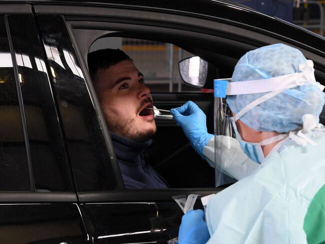 Un médico realiza un examen de Covid-19 en la ciudad de Belfast