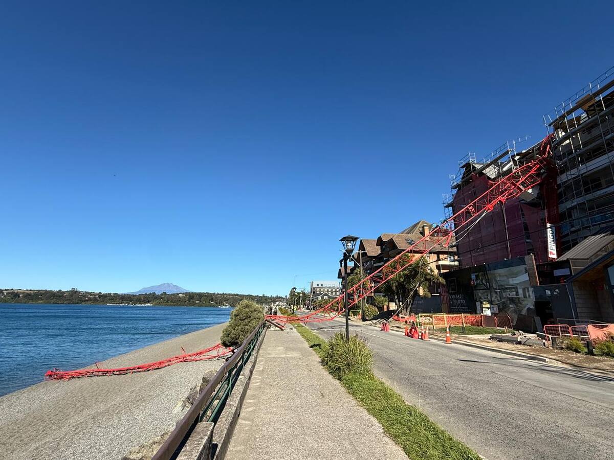 Cae pluma de grúa en plena costanera de Puerto Varas y obliga a suspender el tránsito