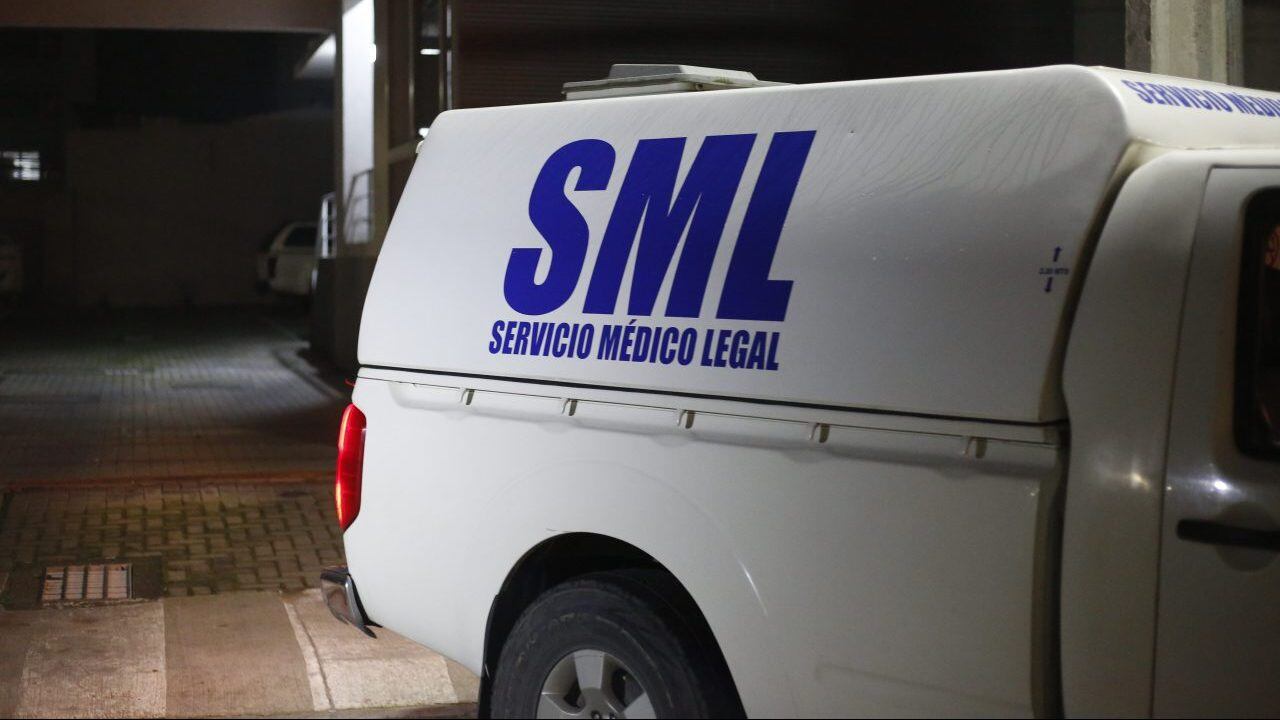 06 de Julio de 2020/TALCAHUANO
Vehiculo del servicio medico legal ingresa a la Fiscalia de Talcahuano, luego de que encontraran muerto a un fiscal al interior en horas de la noche

FOTO:SEBASTIAN BROGCA/AGENCIAUNO