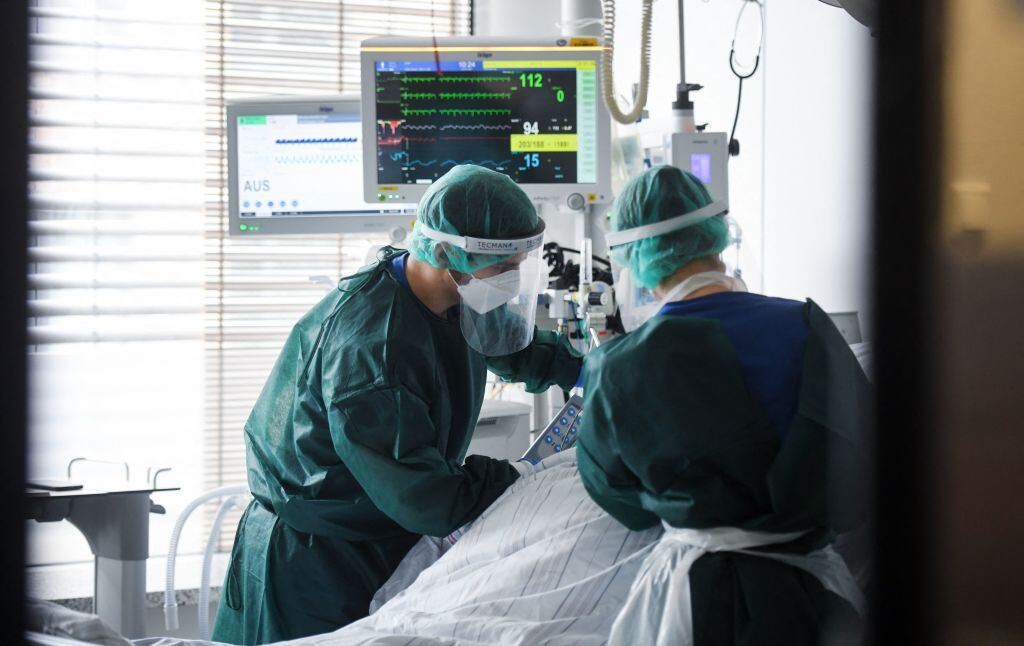 Trabajadoras de la salud cuidan a paciente Covid-19 en un hospital de Essen