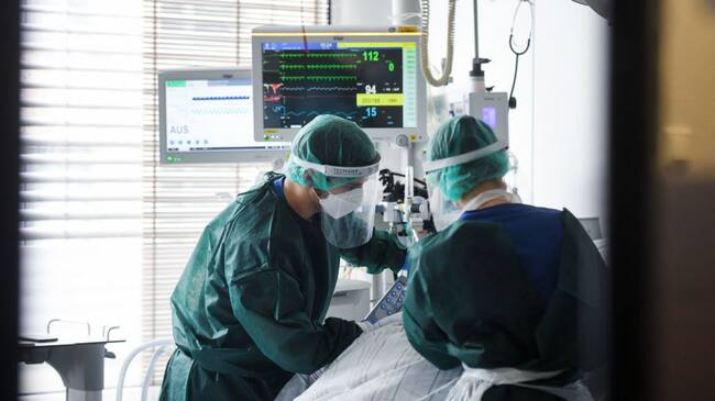 Trabajadoras de la salud cuidan a paciente Covid-19 en un hospital de Essen