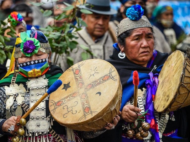 17 DE AGOSTO 2020 / NUEVA IMPERIALComunidades mapuche se reunen para marchar por el centro de Nueva Imperial en apoyo al Machi Celestino Córdova que se mantiene en huelga de hambre a la espera de las negociaciones con el gobierno.
FOTO: MARCOS MALDONADO / AGENCIAUNO