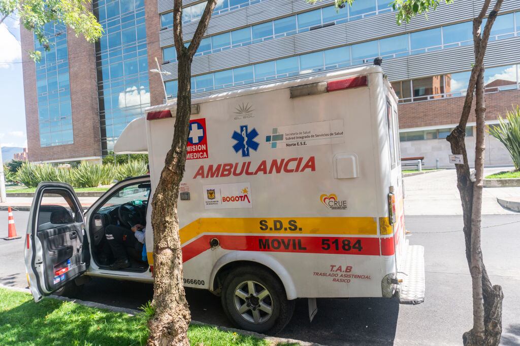 Una ambulancia en el frontis de una clínica en Bogotá
