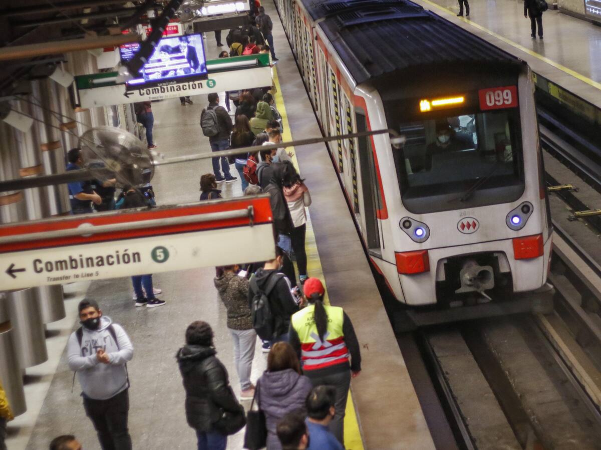 «Súper lunes feminista»: Agrupaciones intervinieron estaciones de Metro a una semana del 8M