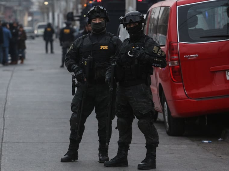 Allanamiento en Santiago resulta con tres personas detenidas, decomiso de drogas y armas