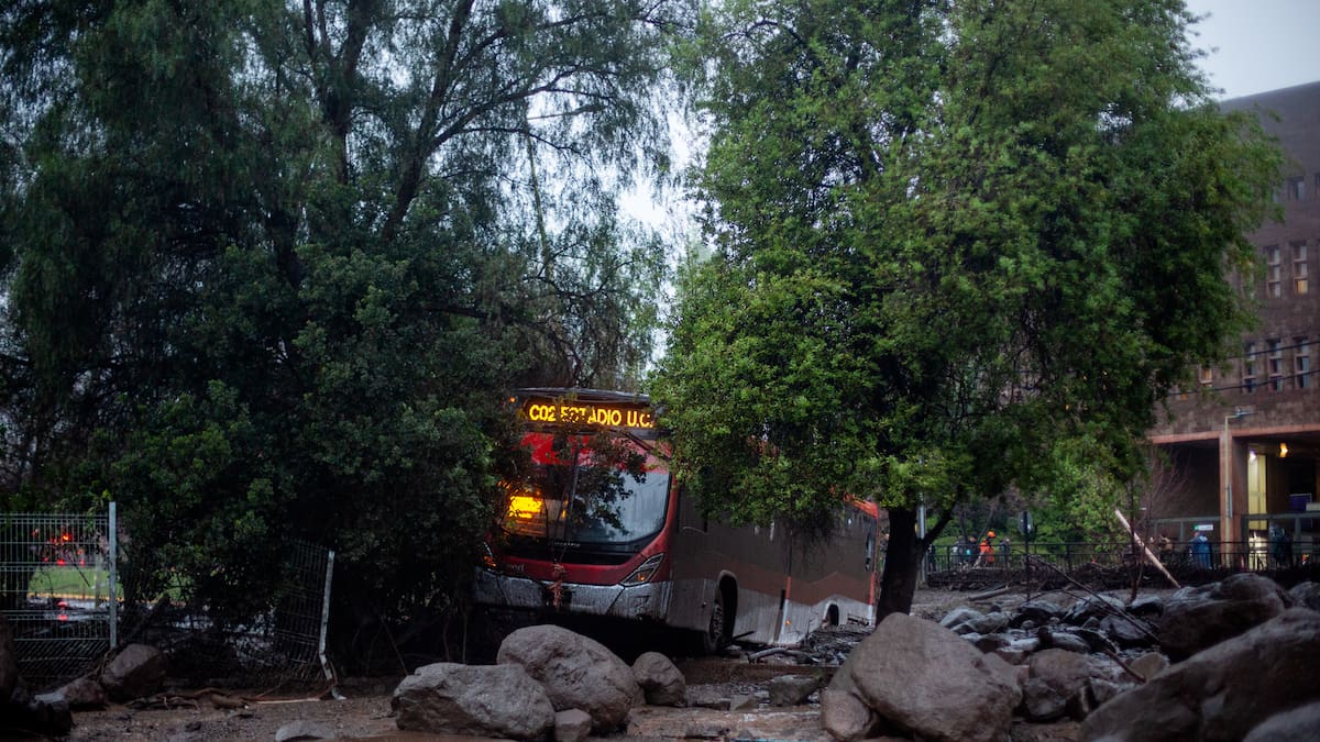 Se extiende la medida: Mineduc suspende clases en 10 comunas de la RM tras el aluvión en Las Condes