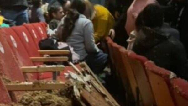 Tras intensas lluvias en Santiago: techo de centro cultural ‘Matucana 100′ cae sobre espectadores en plena función