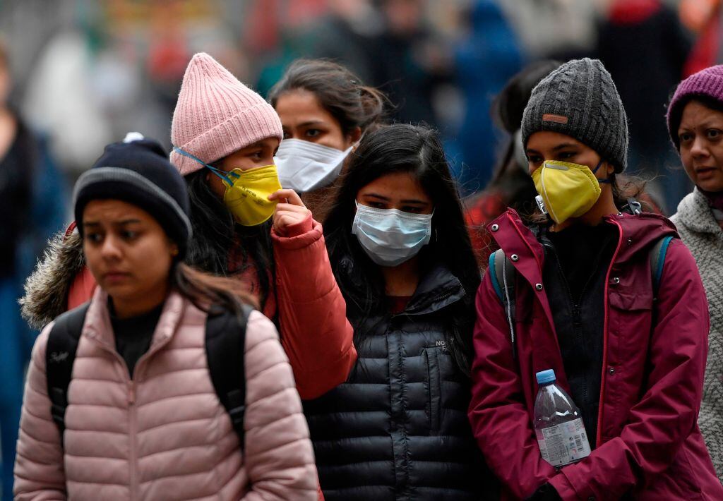 Un grupo de personas utiliza mascarillas mientras recorren el centro de la ciudad de Bruselas