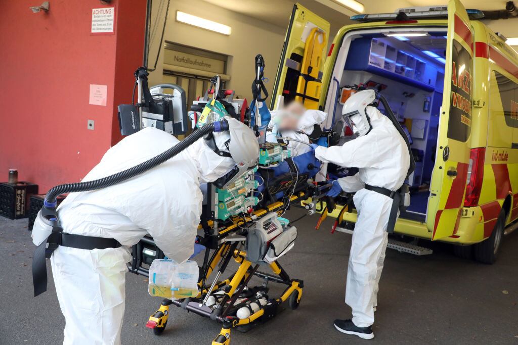 Una paciente con Covid-19 es trasladada en ambulancia en Saalfeld