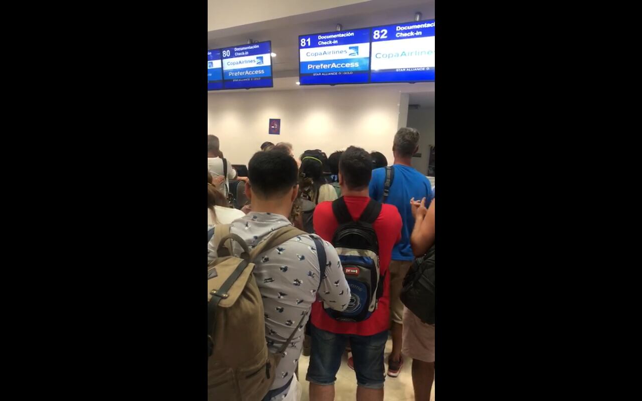 Chilenos en aeropuerto en México