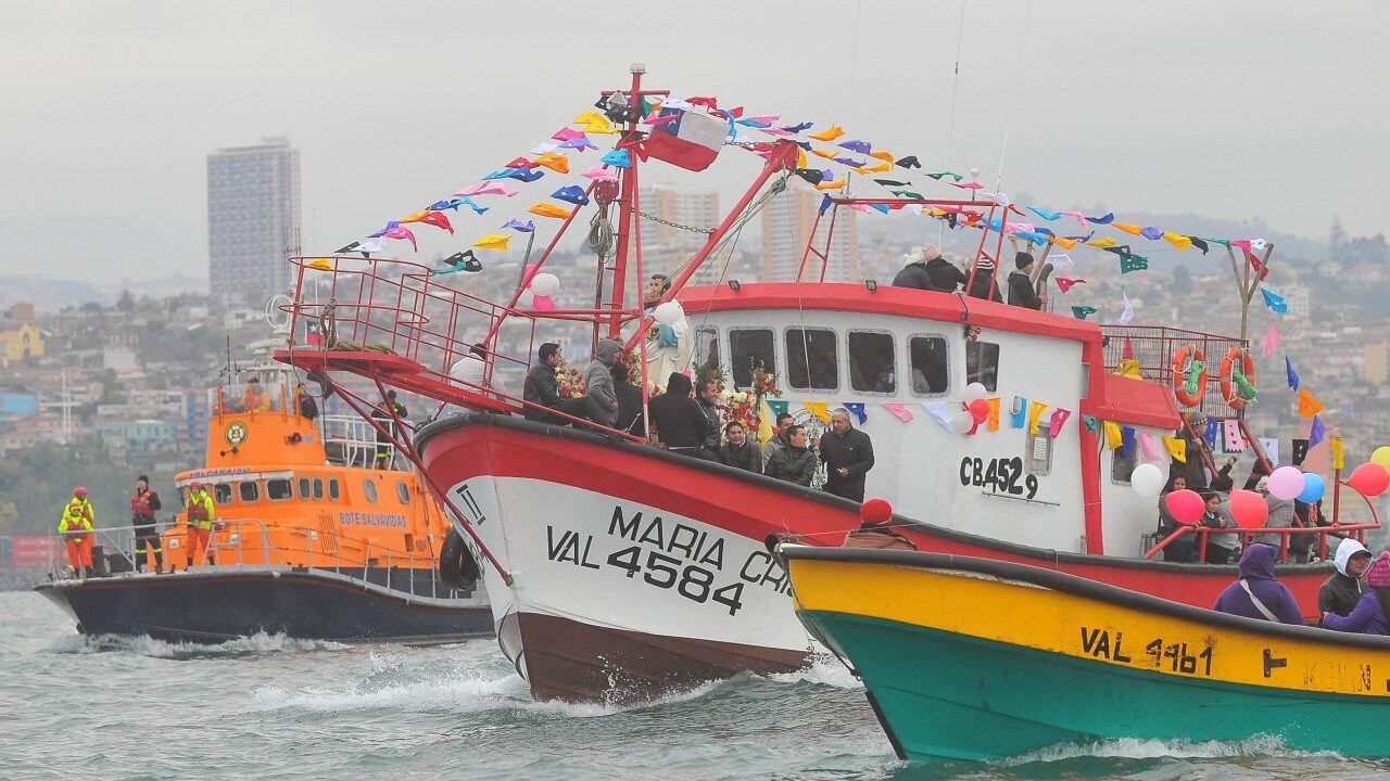 07 de Julio de 2013/VALPARAISOCulmina la fiesta de "San Pedro" en Valparaíso, con la tradicional procesion por la bahía de la ciudad puerto, con la cual los pescadores y sus familias le rinden tributo a su patrono.  
FOTO: RAUL ZAMORA/AGENCIAUNO