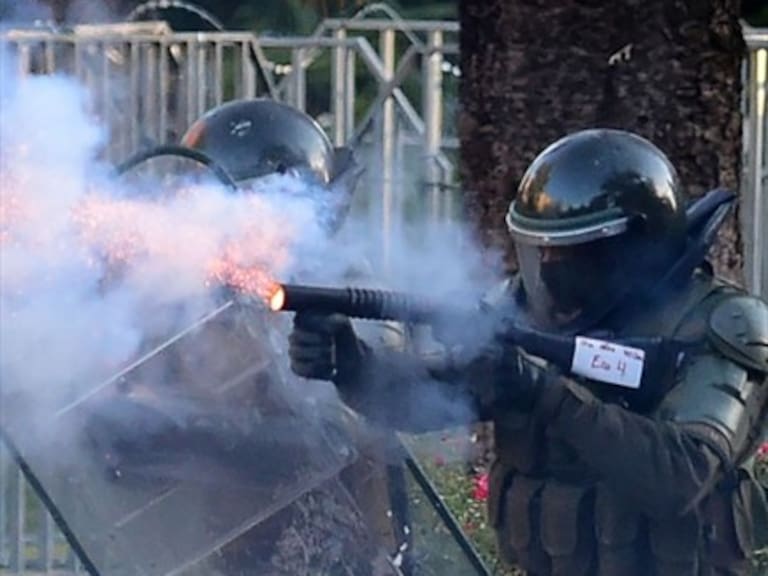 Intendente: Si le quitan la escopeta antimotines a carabineros lo exponen a usar armas de fuego