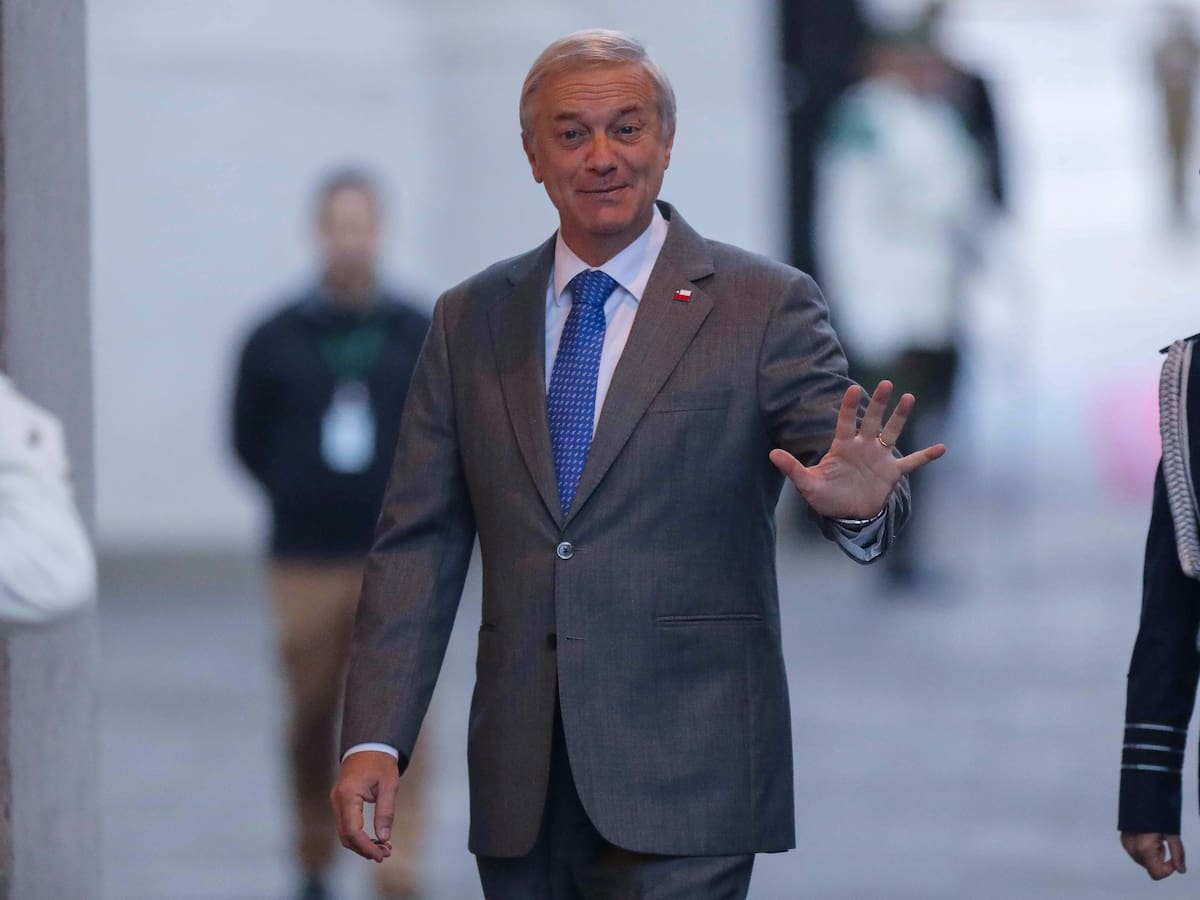 Una reunión en La Moneda y una foto falsa: ¿Qué hay detrás del almuerzo del Presidente Kast con compañeros de universidad?