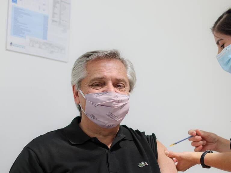 Presidente argentino Alberto Fernández fue vacunado contra el Covid-19: «Sirve para ser inmunes, hagámoslo»