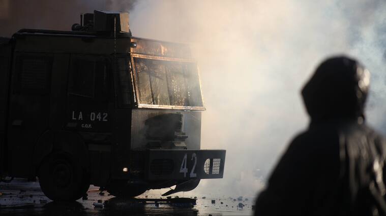 03 DE OCTUBRE DE 2020/SANTIAGO
Enfrentamientos entre manifestantes y carabineros en el sector de Plaza Baquedano, tras la toma de esta por parte de manifestantes, en medio de la pandemia dé COVID-19.
FOTO: AILEN DÍAZ/AGENCIAUNO