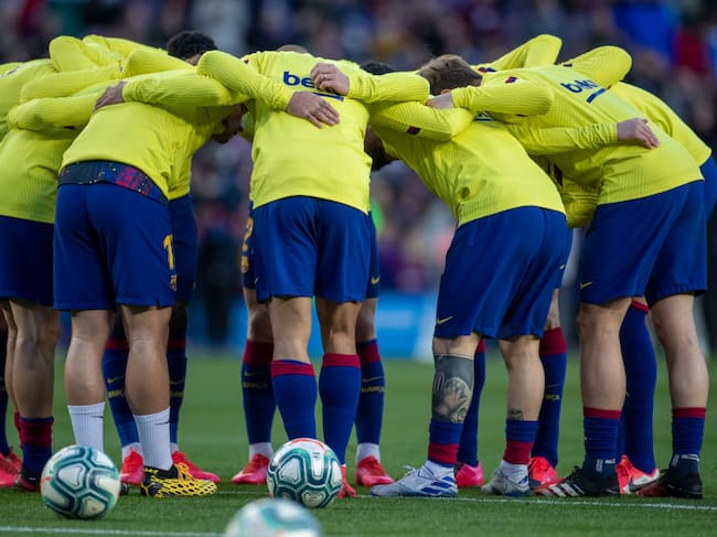 Los futbolistas de Barcelona conversan en la previa de un partido de fútbol