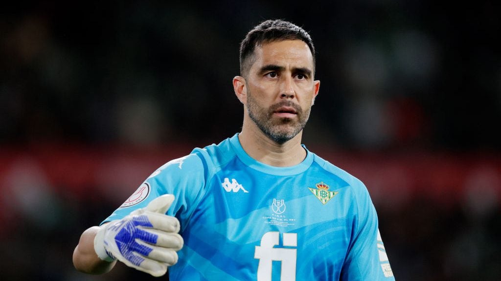 Claudio Bravo critica la utilización de canchas de pasto sintético