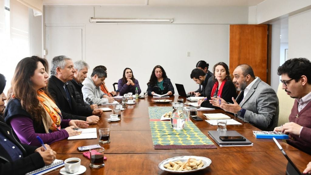 Colegio de Profesores junto al ministro Ávila. / Agencia Uno.