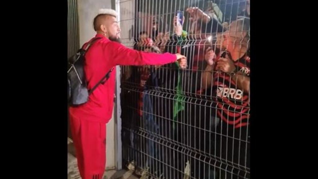 Arturo Vidal lidera el arribo de Flamengo a Concepción para jugar ante Ñublense