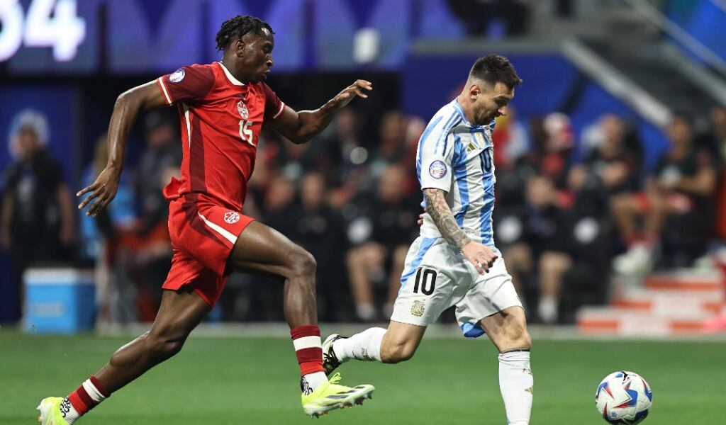 Moise Bombito y Lionel Messi | Getty Images