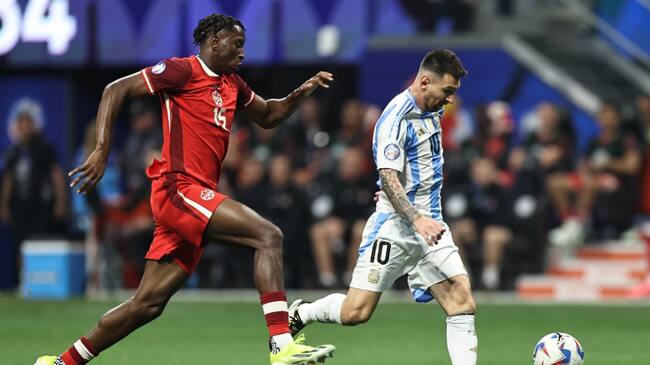 Moise Bombito y Lionel Messi | Getty Images