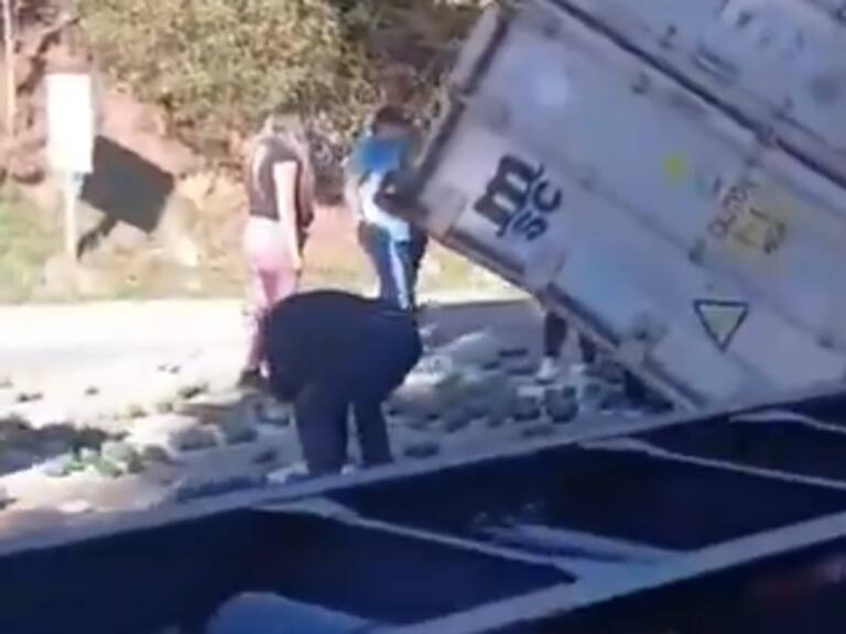 Volcamiento de camión en Ruta 68 termina con saqueo de carga en plena carretera