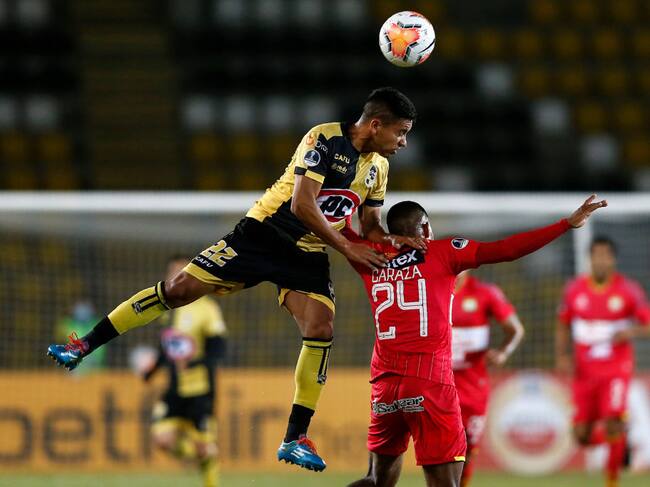 Chile's Coquimbo John Salas (L) and Peru's Sport Huancayo Carlos Caraza vie for the ball during their closed-door Copa Sudamericana round before the quarterfinals football match at the Bicentenario Francisco Sanchez Rumoroso stadium in Coquimbo, Chile, on November 25, 2020. (Photo by JAVIER TORRES / AFP) (Photo by JAVIER TORRES/AFP via Getty Images)