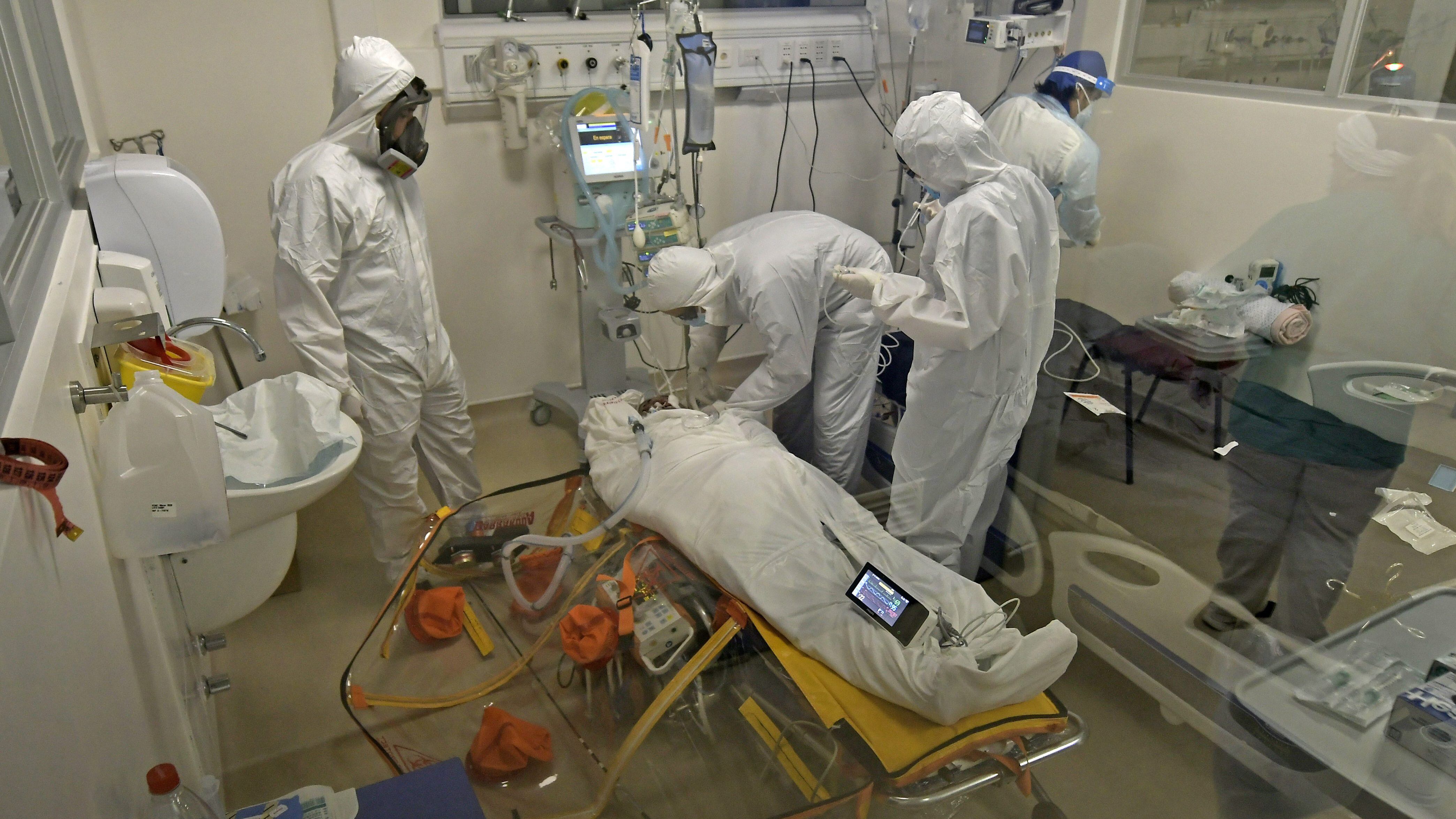 18 de Abril de 2021 / IQUIQUETres pacientes graves por Covid-19, internados en la UCI del Hospital de Iquique, fueron trasladados a Santiago por medio de aviones particulares, debido al desperfecto que sufrió minutos antes del vuelo el avión Hércules de la FACH.
FOTO: CRISTIAN VIVERO BOORNES/AGENCIAUNO