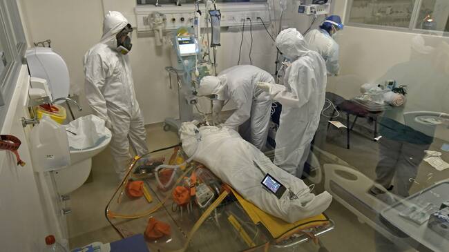 18 de Abril de 2021 / IQUIQUETres pacientes graves por Covid-19, internados en la UCI del Hospital de Iquique, fueron trasladados a Santiago por medio de aviones particulares, debido al desperfecto que sufrió minutos antes del vuelo el avión Hércules de la FACH.
FOTO: CRISTIAN VIVERO BOORNES/AGENCIAUNO