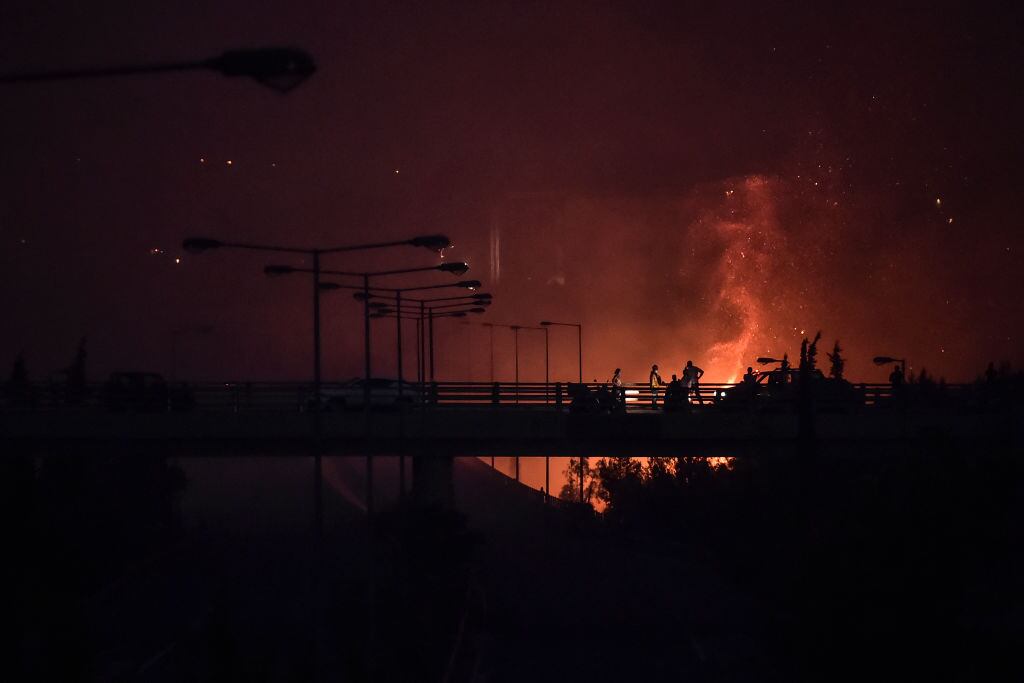 El fuego consume los suburbios del norte de la ciudad de Atenas