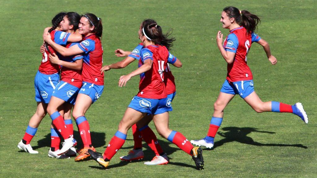 07 DE NOVIEMBRE DE 2020/SANTIAGOLa jugadora Millaray Cortes (c) marca de tiro libre el uno a cero frente a Colo Colo, durante el partido valido por segunda fecha del grupo B del Campeonato Nacional Femenino 2020, entre Colo Colo y Universidad Catlica, disputado en el Estadio Monumental.
FOTO: SEBASTIAN ORIA/AGENCIAUNO