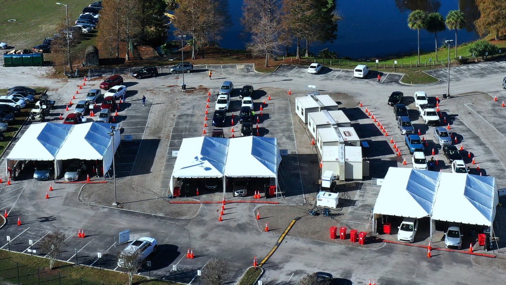 Imagen de un gran centro de test y vacunación por el covid-19 en Orlando