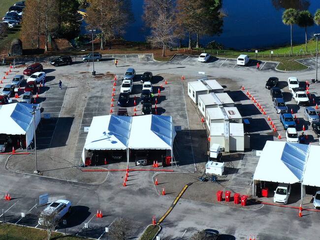 Imagen de un gran centro de test y vacunación por el covid-19 en Orlando