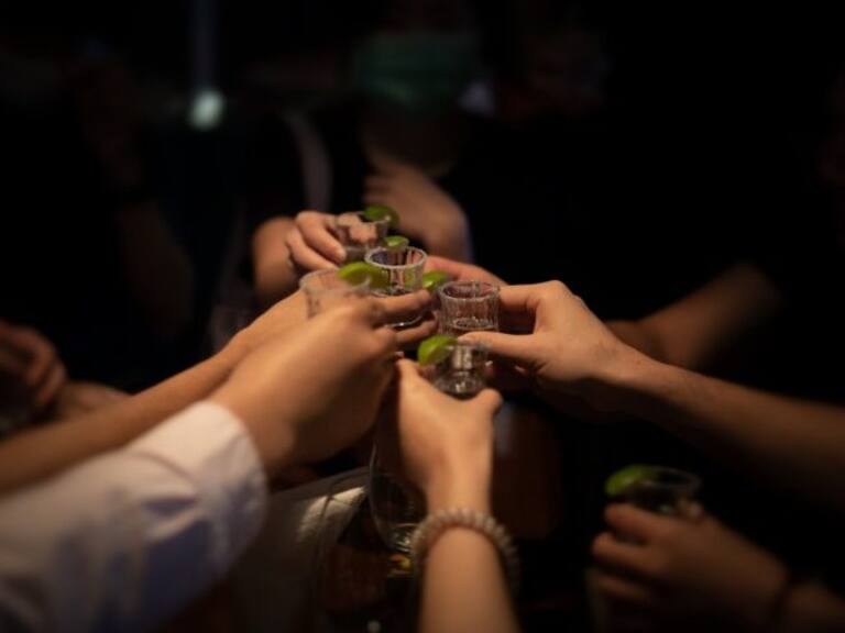 Estudio revela que 1 de cada 4 chilenos considera que no es dañino para la salud que un menor de edad consuma alcohol