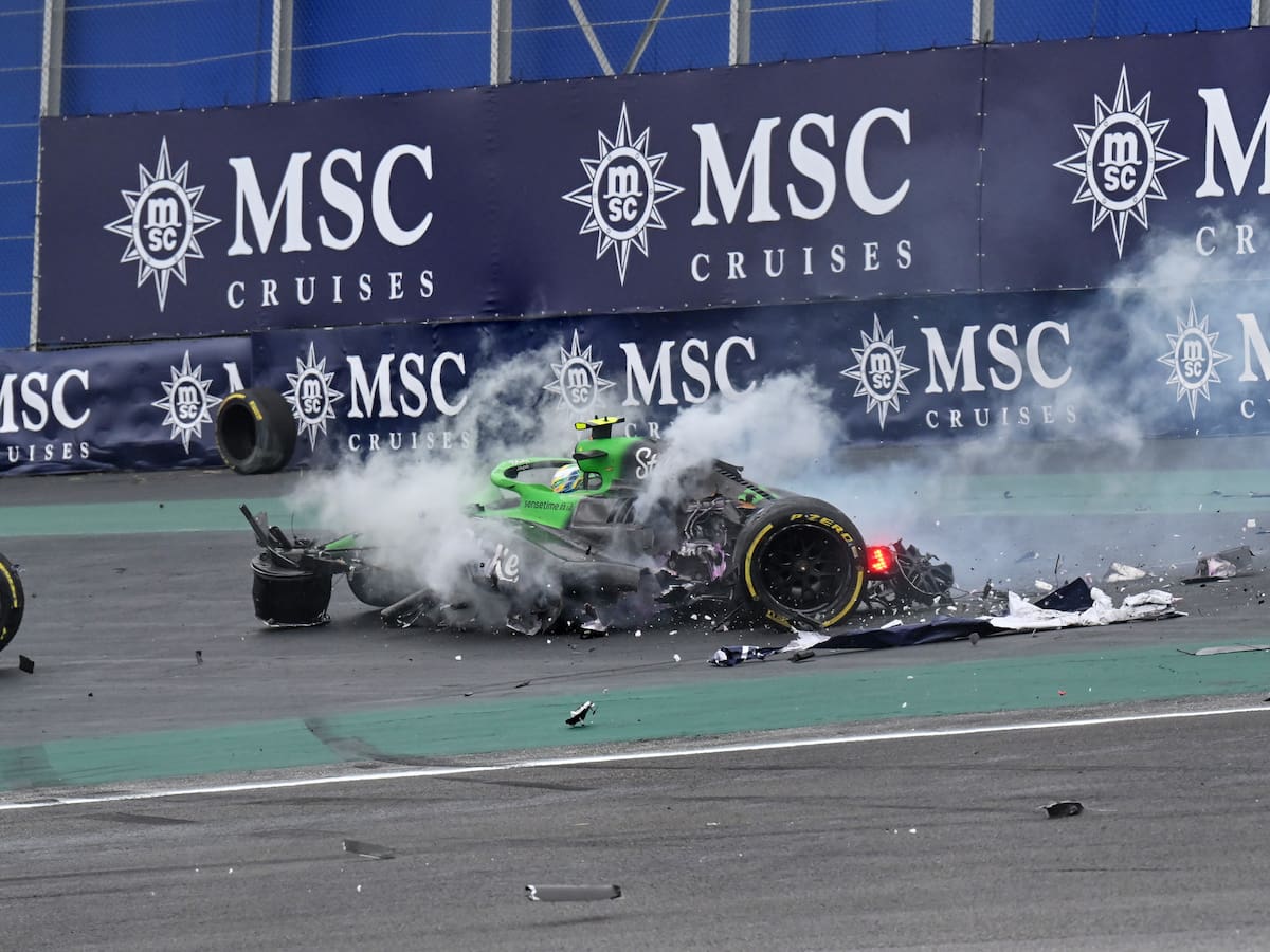 El impactante accidente que marcó la carrera Sprint del GP de Brasil de la Fórmula 1: el auto se levantó del suelo