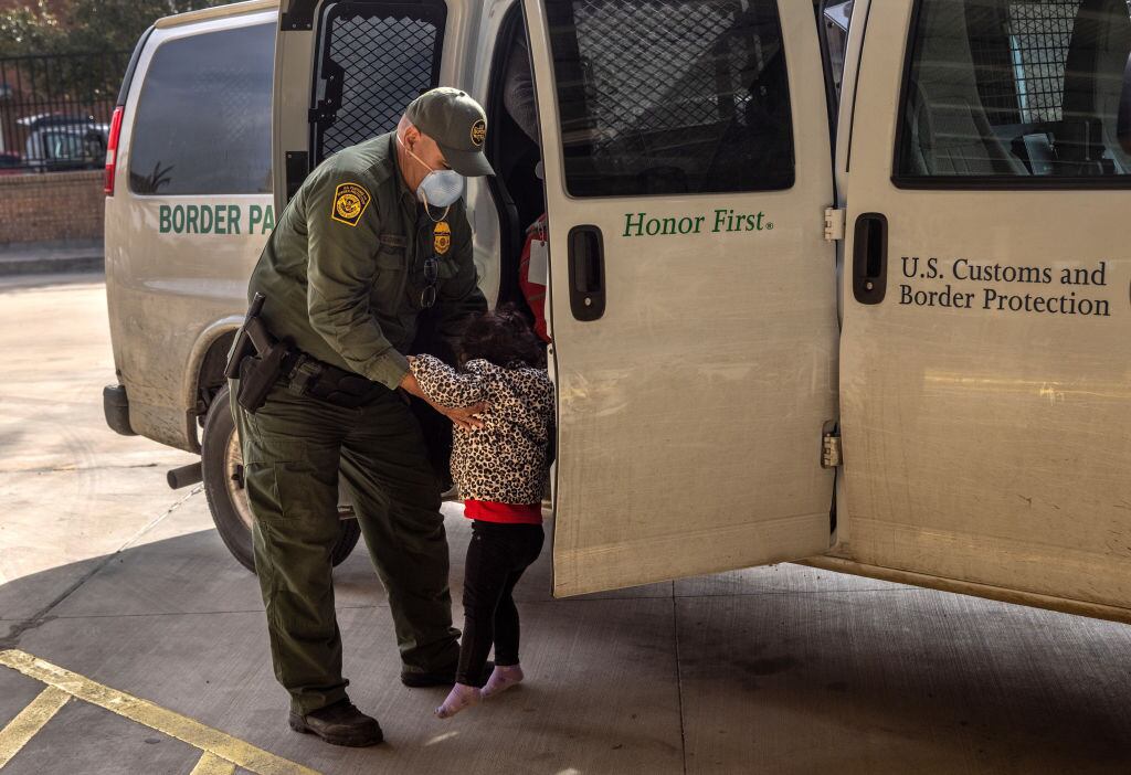 Un agente fronterizo transporta a un niño migrante en Texas