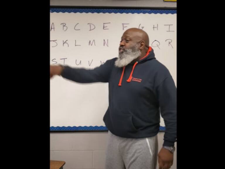 Profesor se hace viral por enseñarle a sus alumnos el alfabeto al son de Korn