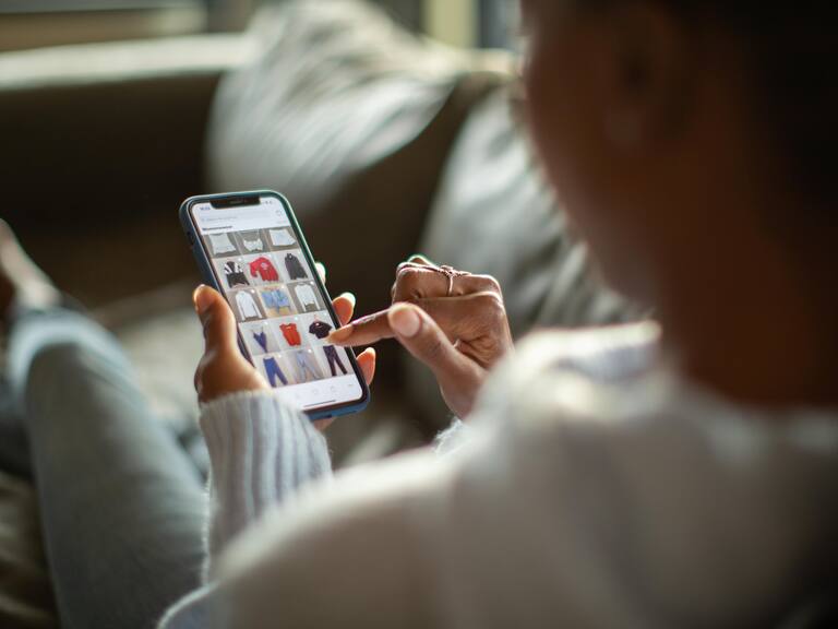 Cuáles son las ventajas y desventajas de comprar a una pyme chilena en lugar de a grandes tiendas de retail, según expertos