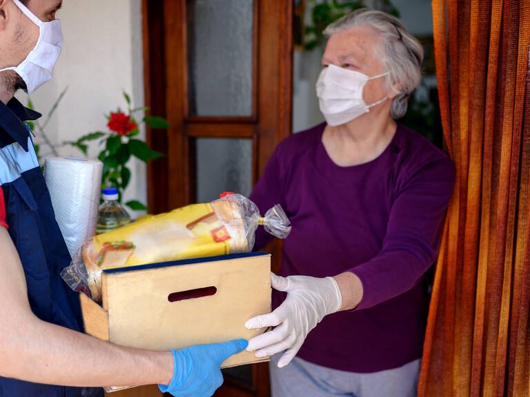 ¿Se puede transmitir el Covid-19 a través de la comida, el agua, las superficies y las mascotas?