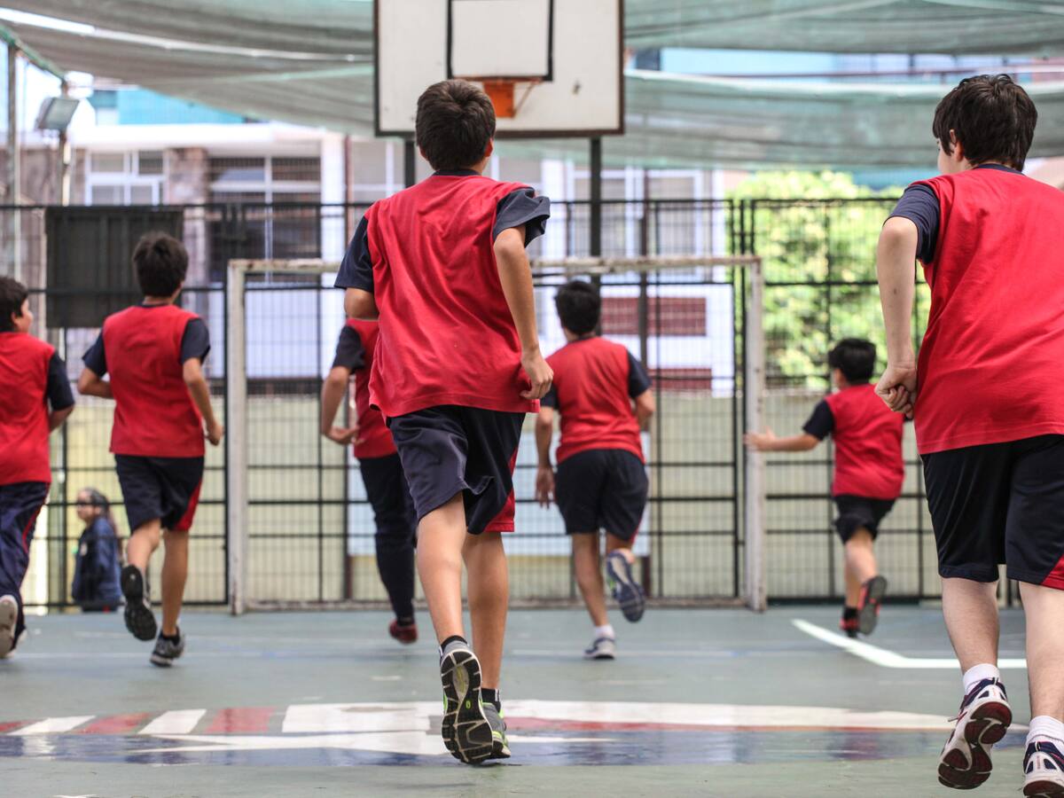 Gobierno busca implementar 60 minutos diarios de ejercicio en los colegios del país: solo 2 de cada 10 niños son activos físicamente