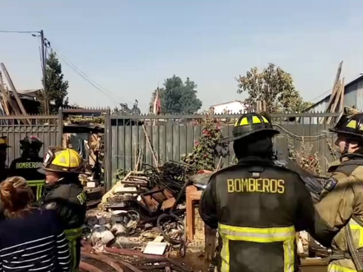 Dos adultos mayores mueren en incendio que afectó su casa en Conchalí: vecinos reportaron una explosión previa
