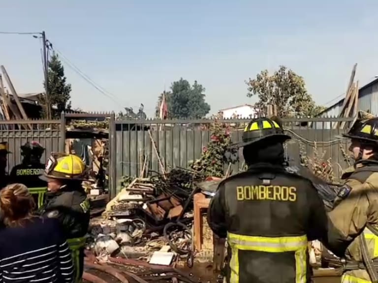 Dos adultos mayores mueren en incendio que afectó su casa en Conchalí: vecinos reportaron una explosión previa