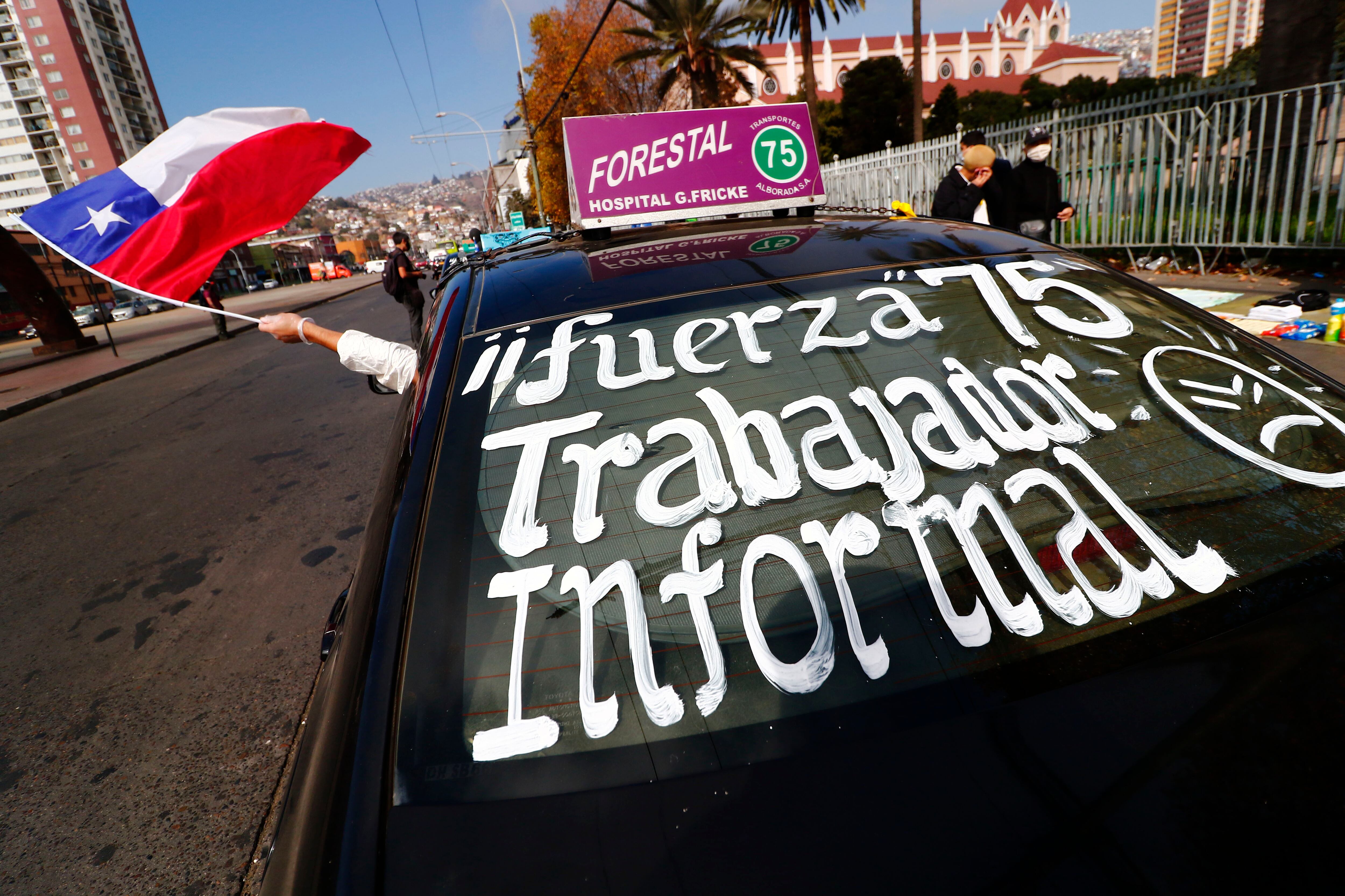 07 DE MAYO DE 2020/VALPARAISOCaravana de taxis colectivos que protestan solicitando un bono de ayuda al gobierno por la pandemia del Coronavirus.
FOTO: LEONARDO RUBILAR CHANDIA/AGENCIAUNO