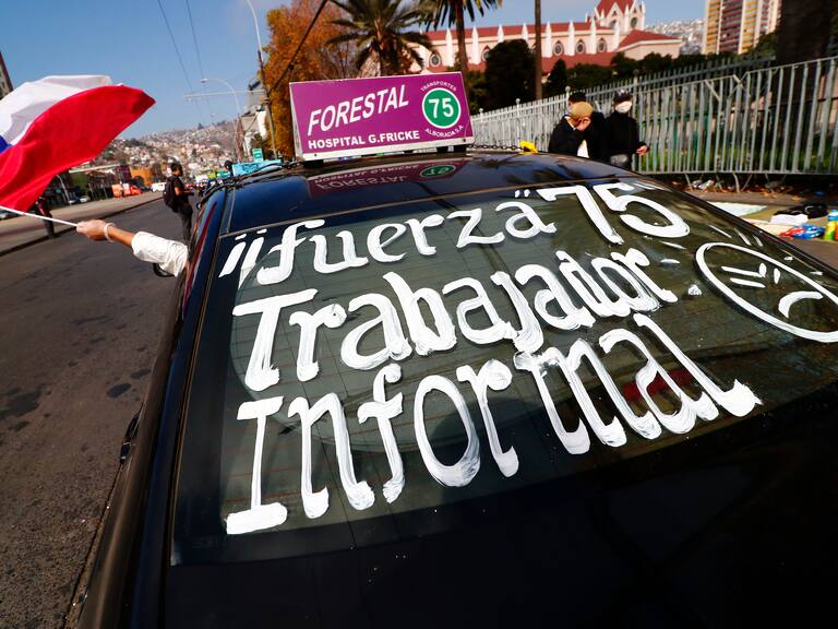 07 DE MAYO DE 2020/VALPARAISOCaravana de taxis colectivos que protestan solicitando un bono de ayuda al gobierno por la pandemia del Coronavirus.
FOTO: LEONARDO RUBILAR CHANDIA/AGENCIAUNO