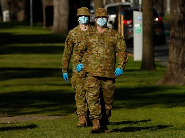 Soldados asisten en tareas por los brotes del covid en la ciudad de Melbourne