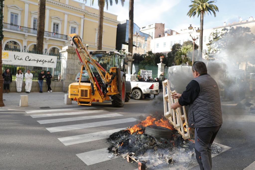 Los agricultores colocan una barricada en las calles de Ajaccio en la isla de Córcega. Los sindicatos en Francia reclaman por la mala situación del sector.